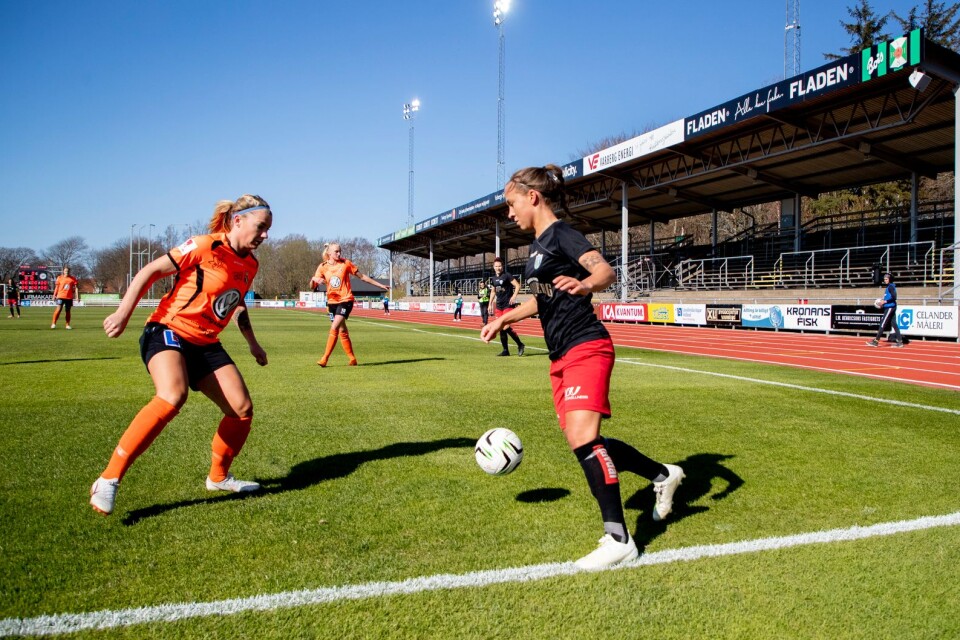 547 åskådare såg Göteborg och Julia Zigiotti Olme (i svart) vinna med 3–0 mot Kungsbacka och Malin Fors (orange) under lördagen. Ståplatsläktaren var dock stängd, så ingen i publiken fick stå i solen.