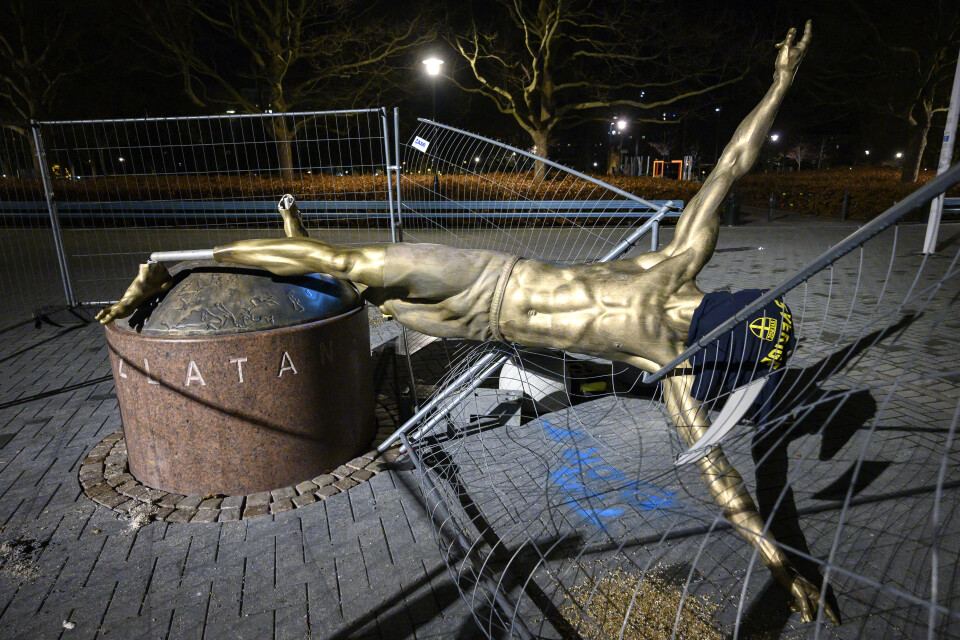 Statyn av Zlatan Ibrahimovic på Stadiontorget i Malmö sågades natten till söndagen ner. Statyns båda ben är kapade och statyn ligger ner på sidan.