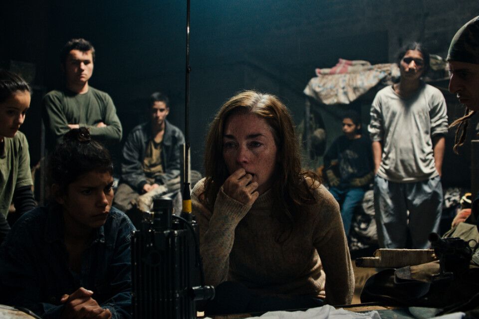 Ett gäng tonåringar vaktar en kidnappad amerikansk kvinna i "Monos". Pressbild.
