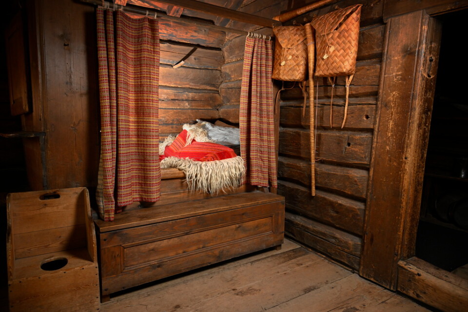 Små smala och korta sängar i skåp med förhängen.