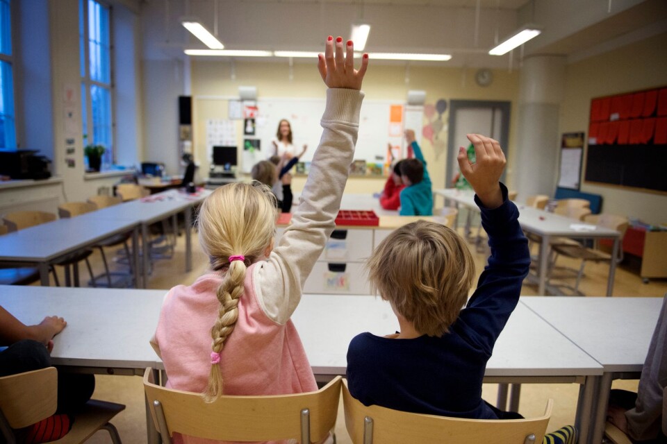 Lärarbristen är skriande i stora dalar av Sverige. Dagens debattörer vill att riksdag och regering tar situationen på allvar och ser över vad som behöver göras, exempelvis när det gäller VFU och övningsskolor, för att få fler att studera till lärare.