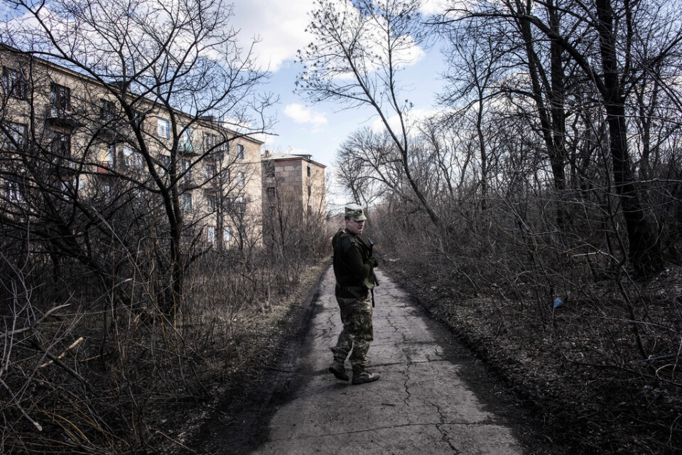 En ukrainsk soldat i Zolote. Arkivbild.