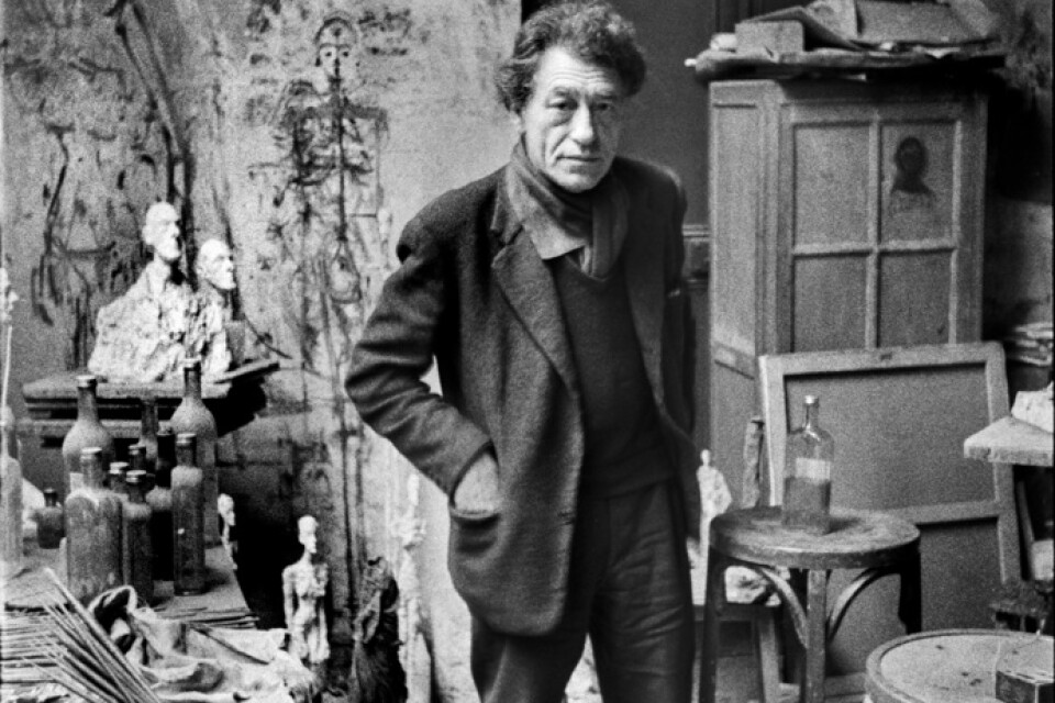Alberto Giacometti i sin ateljé. Pressbild.