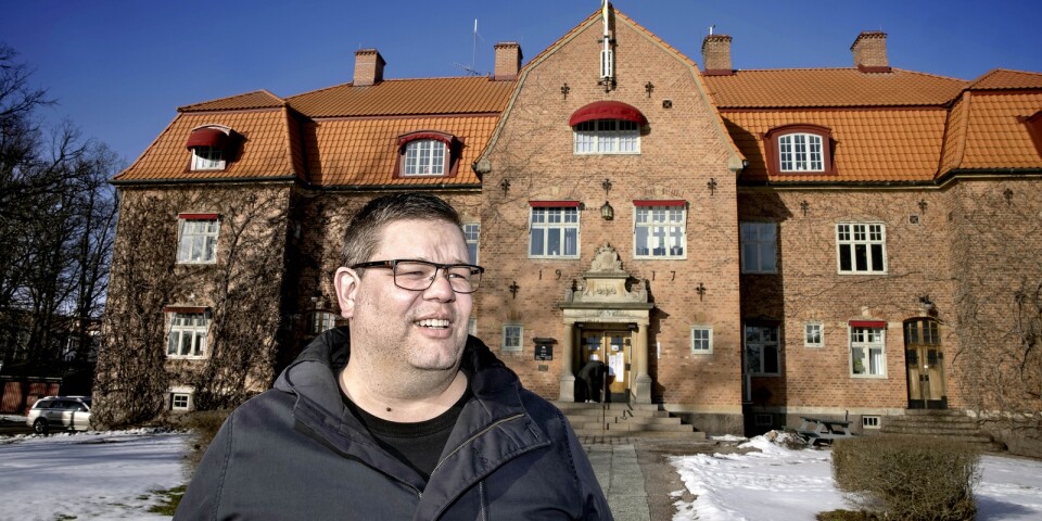 Oppositionsrådet  Jonas Erlandsson välkomnar att Högsby hamnar i riksdagen.