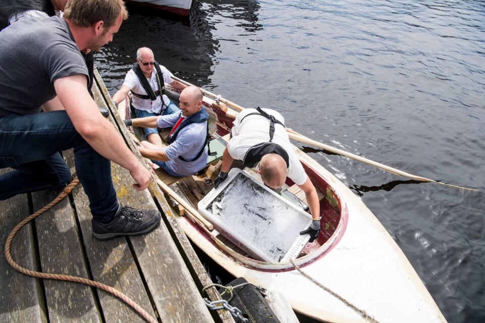 Sillalådan packas ner i båten inför rodden.