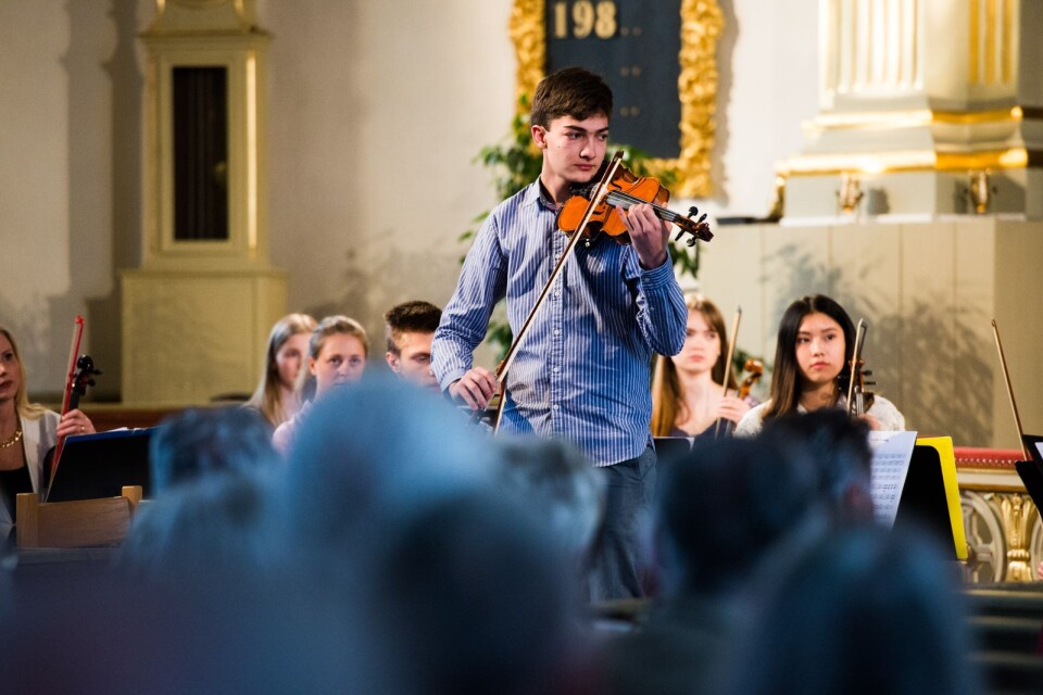 Musikskolans stråkorkester håller vårkonsert i Virestads kyrka. 302 besökare passade på att uppleva allt från folkdansmusik till Disneylåtar.