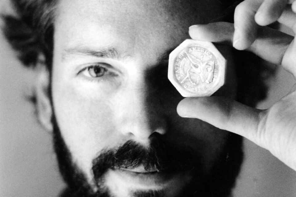 Tommy Thompson fotograferad 1989 med ett gyllene 50-dollarsmynt från SS Central America. Sedan dess har mynten försvunnit, och Thompson sitter numera i fängelse.