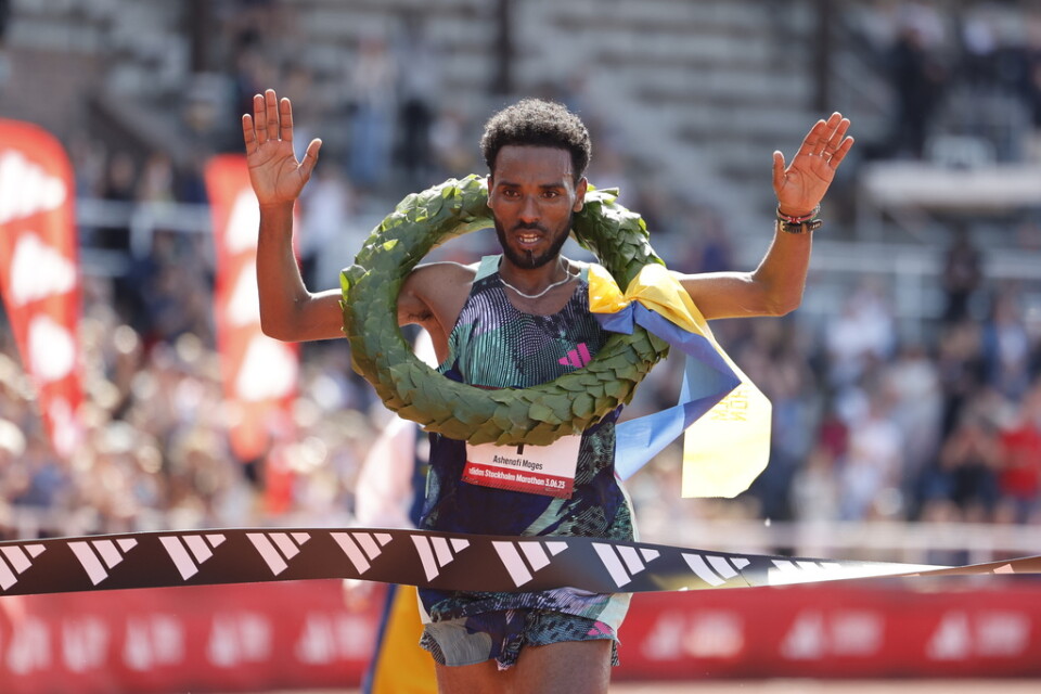 Ashenafi Moges, Etiopien, går i mål som segraren i Stockholm Marathon 2023.