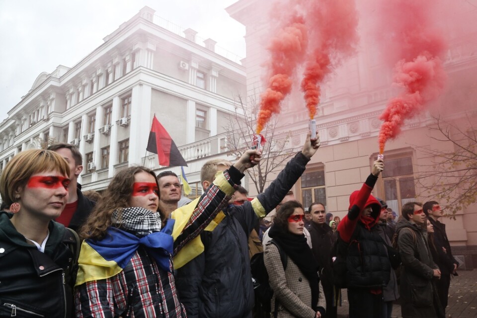 Aktivister i Kiev presenterar mot planerna på att hålla lokalval i de regioner i öst som kontrolleras av ryskstödda separatister. Bilden är från i oktober.