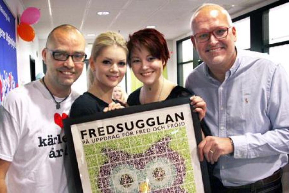 NÖJDA. Micke Gunnarsson, Linda Åkesson, Emma Larsson och Anders Abrahamsson är nöjda med hur bra det gått för Fredsugglan redan innan den blivit officiellt presenterad.
