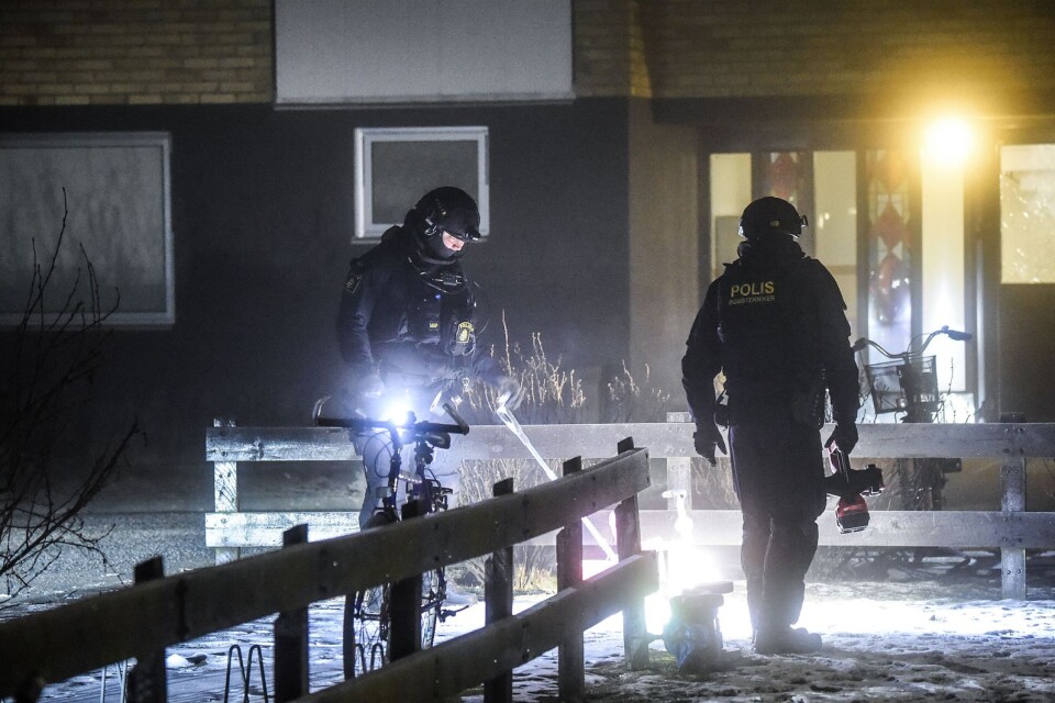 210215 Kristianstad. Ett flerfamiljshus på poppelvägen i Kristianstad drabbades av en explosion. En ruta i entredörren till en av trapppuppgångarna sprängdes, innegården är avspärrad av polisen och bombtekniker är kallade till platsen.  Ett flertal polispatruller är på plats.Nationella bomgruppen på plats i Kristianstad ocvh genomför tekniks undersökning.