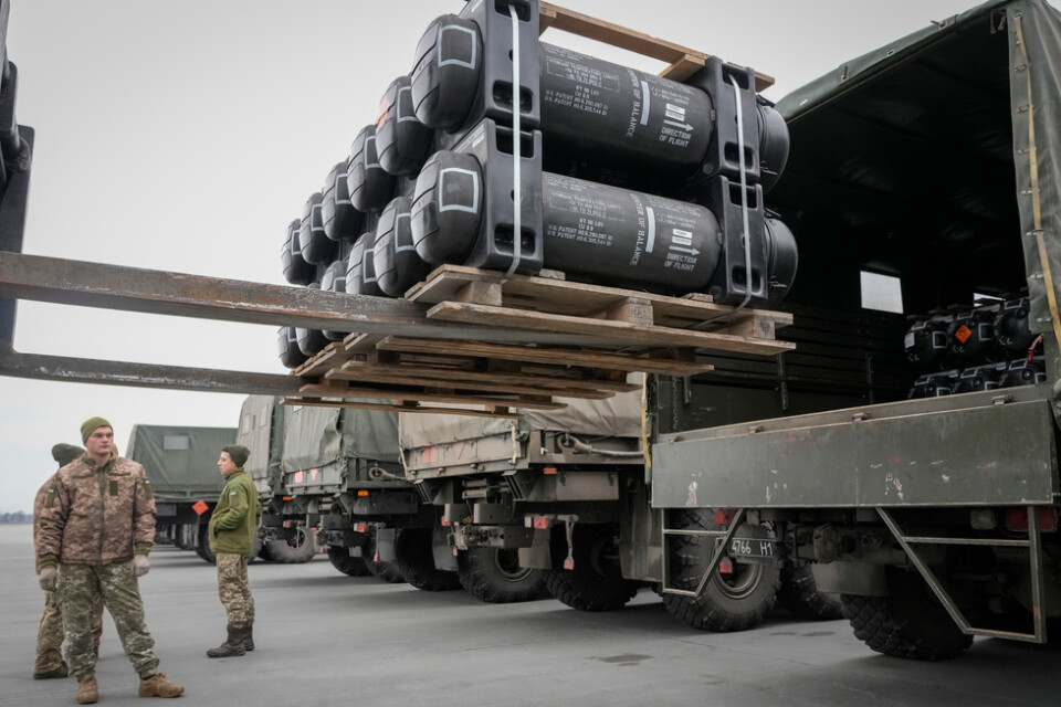 Pansarvärnsrobotar lastas ombord på lastbilar utanför Kiev den 11 februari.