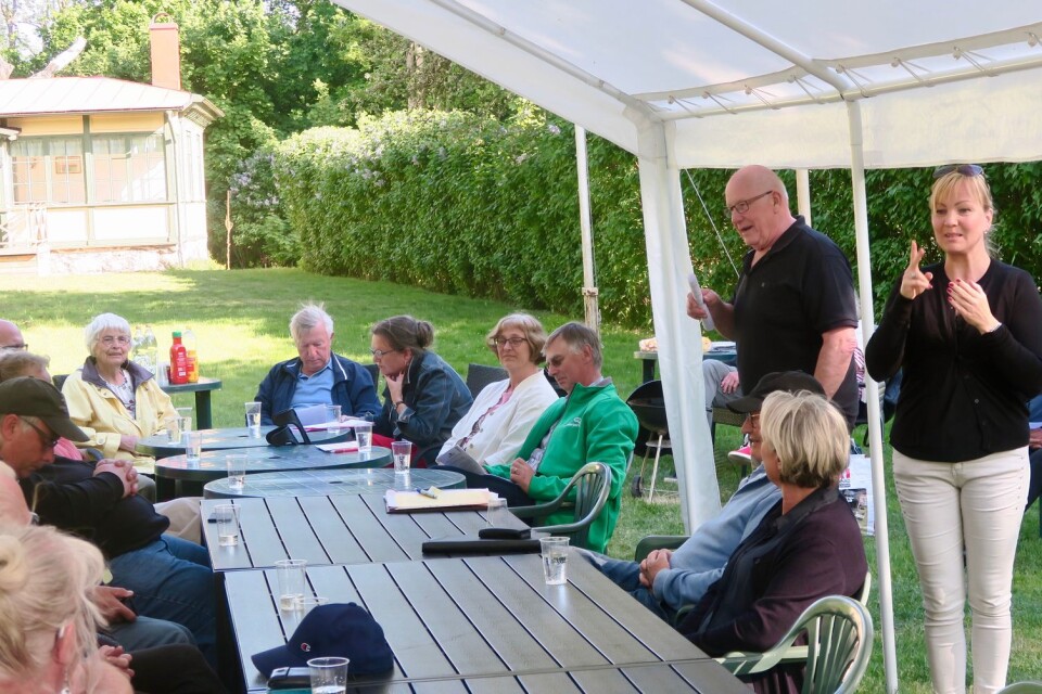 Handikappföreningarna i Karlskrona bjöd in politiker från kommun och landsting till Villa Lorentsberg under måndagskvällen. Mötet simultantolkades på teckenspråk.