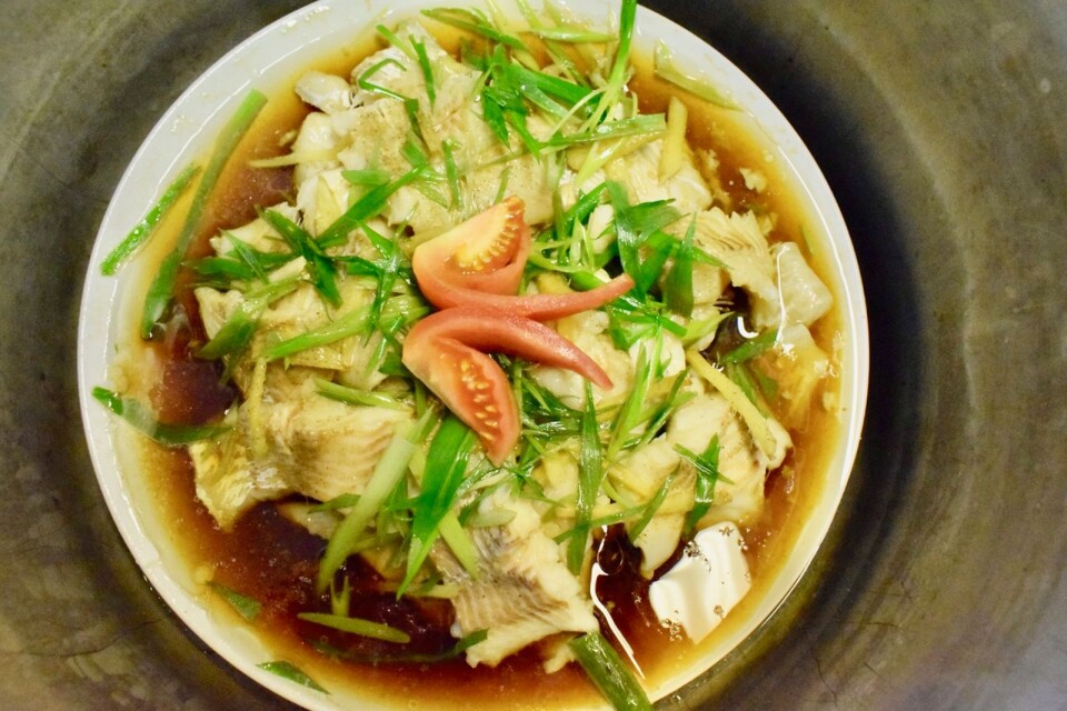 Ångkokt torsk från Kina, kock Li Jianming, restaurang Metropol, lagar mat hemma. Kb Mosaik