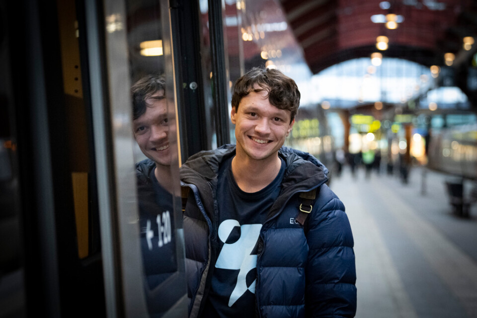 Sedan skridskorna lades på hyllan har Nils van der Poel åkt mycket tåg till föreläsningar runt om i Sverige. Beskedet om bragdguldet mottog han efter en föreläsning i Malmö.