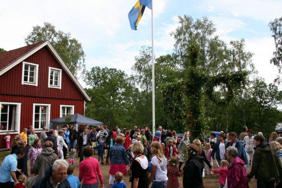 Det kom rekordmånga till firandet i Kylen i Visseltofta på midsommaraftonen. Foto: Barbro Kristensson