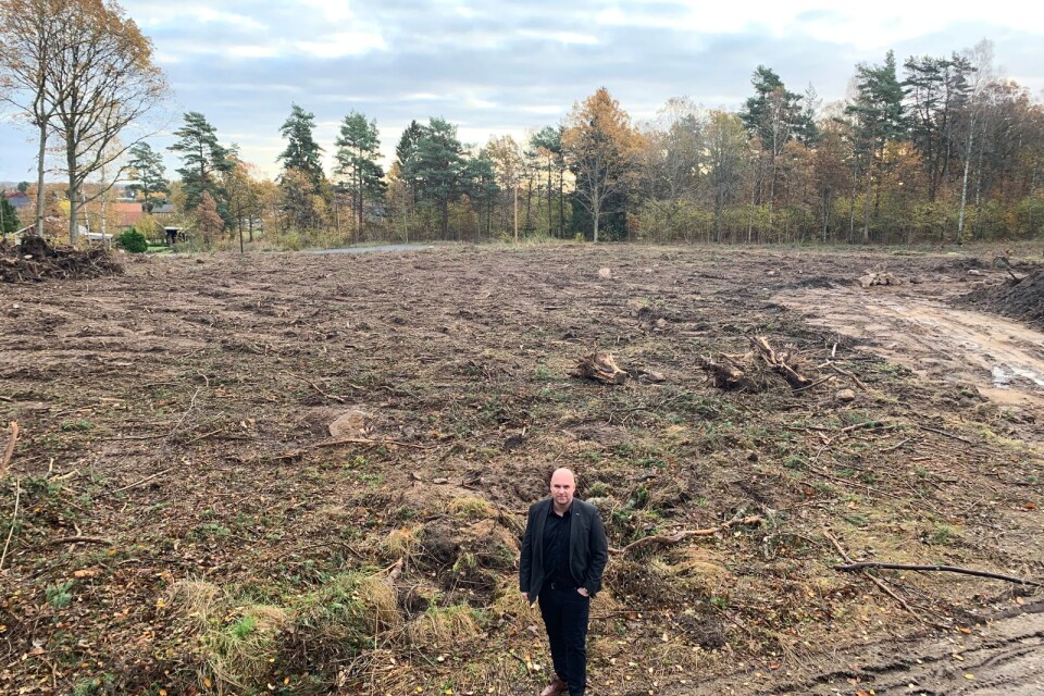9000 kvadratmeter skog har avverkats för att ge plats åt bostadsbygget. Nils Jönsson, Bomero Fastigheter AB, ser att intresset för Vinslöv är stort.