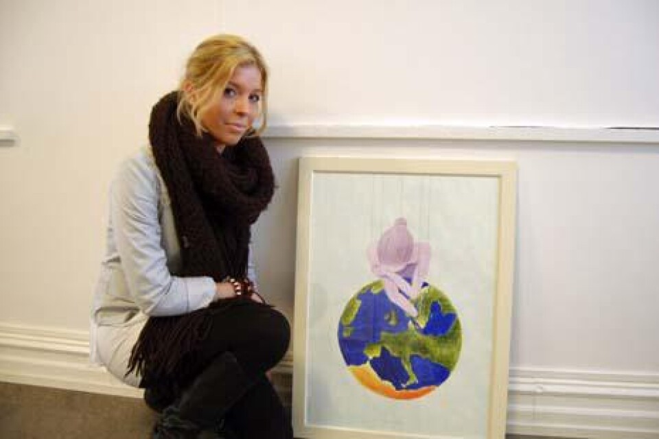 Louise Palvin har målat en marionettdocka som hänger över jordklotet. Temat är det inte finns någonting vi kan göra för jorden.
