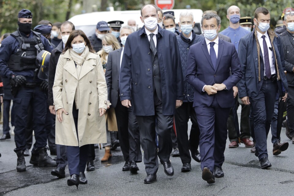 Paris borgmästare, Anne Hidalgo, till vänster, Frankrikes premiärminister Jean Castex, i mitten, och inrikesminister Gerald Darmanin, till höger, anländer till brottsplatsen där knivdådet ägde rum.