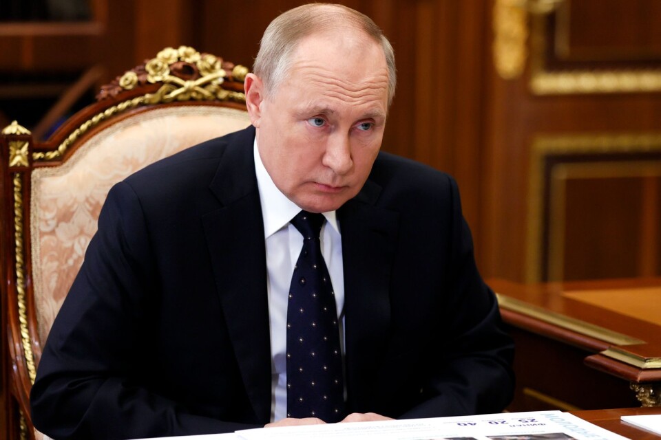 Vladimir Putin agerar som om kalla kriget fortfarande pågick, ett synsätt som lever kvar även i Sverige..