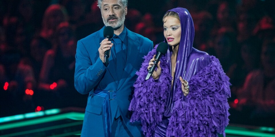 Taika Waititi och Rita Ora ledde i november MTV Europe music awards tillsammans. Nu har de gift sig.