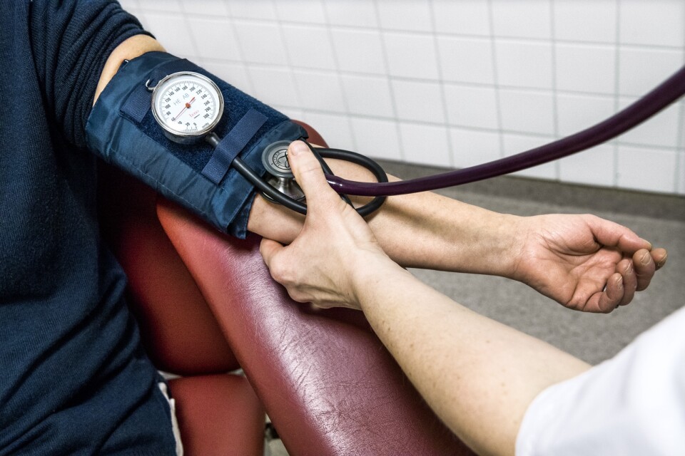 STOCKHOLM  20151113Sjuksköterska mäter blodtryck.Foto: Claudio Bresciani / TT / Kod 10090