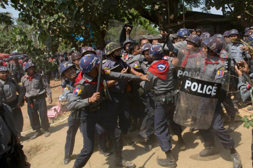 Minst hundra studenter har gripits efter att polisen i Burma ingrep vid ett protestmöte för en ny utbildningsreform. Unga aktivister och munkar spred sig över gatorna i Letpadan då ett hundratal kravallpoliser ryckte fram mot demonstranterna. Studenter