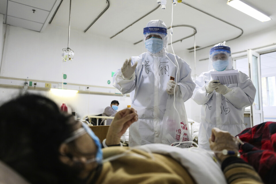Vårdpersonal undersöker en patient på Jinyintansjukhuset i Wuhan i Hubeiprovnisen.