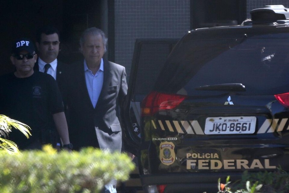 José Dirceu, tidigare stabschef åt Brasiliens förre president Luiz Inácio Lula da Silva, har åtalats misstänkt för korruption och penningtvätt. Han är den hittills mest högt uppsatte inom regerande Arbetarpartiet som åtalas formellt i muthärvan kring de
