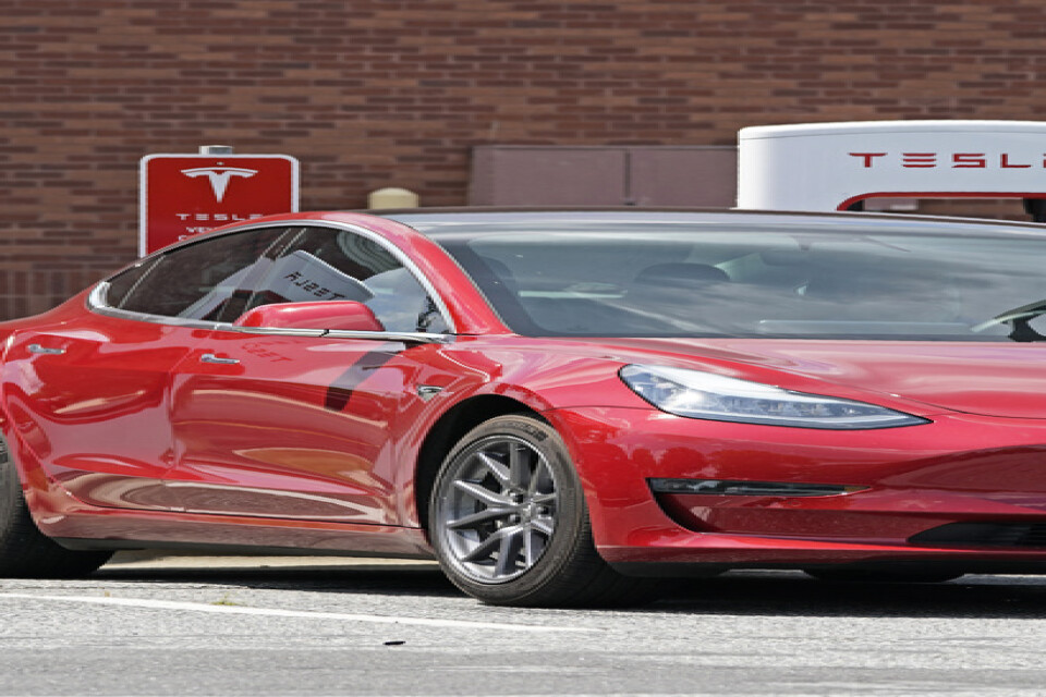 En Tesla på laddning i North Carolina. Teslas bilar kan fjärrstyras via mobilen, vilket ger myndigheter och försäkringsbolag huvudbry. Arkivbild.