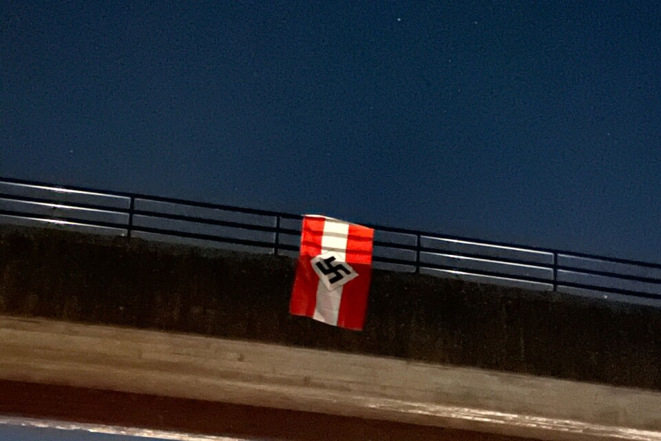 Bild från riksväg 23, där någon satt upp en flagga med ett hakkors på under natten till tisdagen.