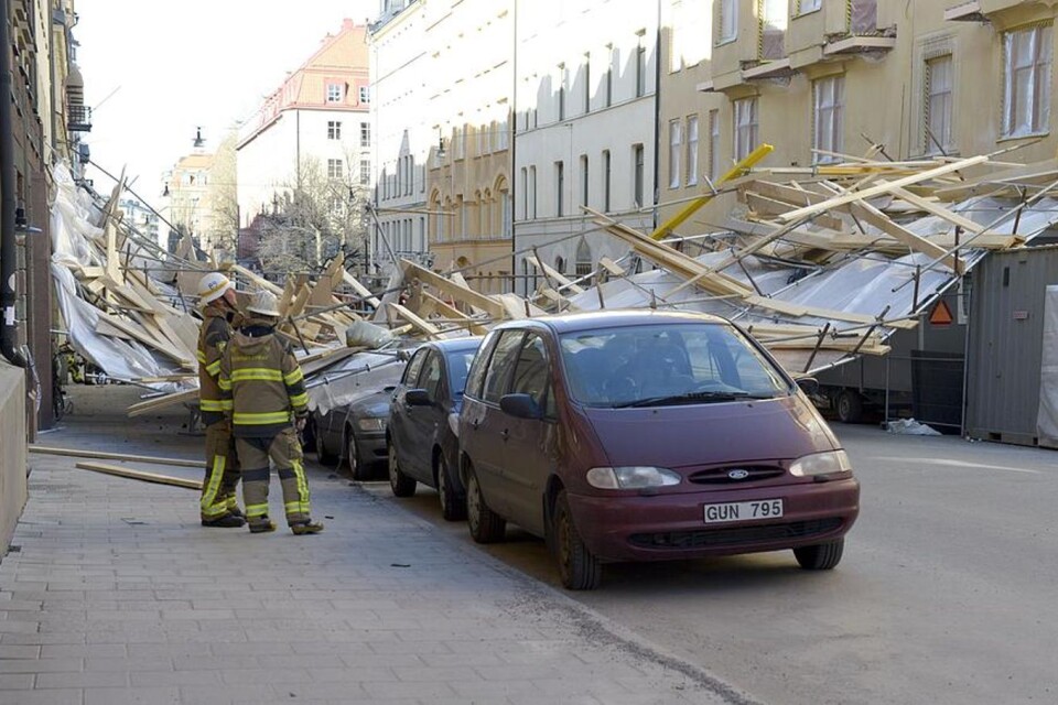 En byggnadsställning rasade i centrala Stockholm för några år sedan. Antalet arbetsplatsolyckor ökar i Sverige, även antalet dödsolyckor på jobbet. . Foto Bertil Enevåg Ericson SCANPIX