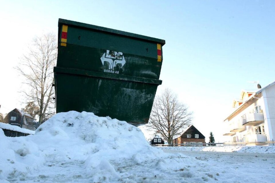 Containern på Sjöbo, som placerats ovanpå en snödriva, innebär en uppenbar risk för förbipasserande.