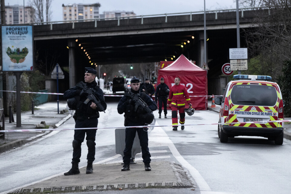 Poliser i Villejuif i södra Paris efter knivattacken på fredagen där en man dödades.