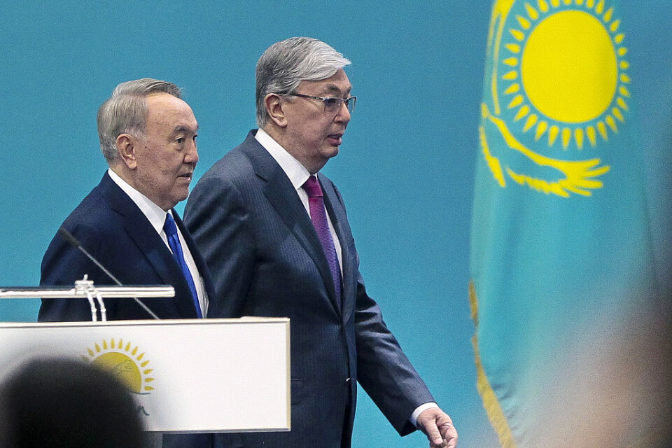 Kazakstans interimspresident och förväntade framtida president Kasym-Zjomart Tokajev sida vid sida med landets mångårige och autokratiske ledare Nursultan Nazerbajev. Arkivbild.