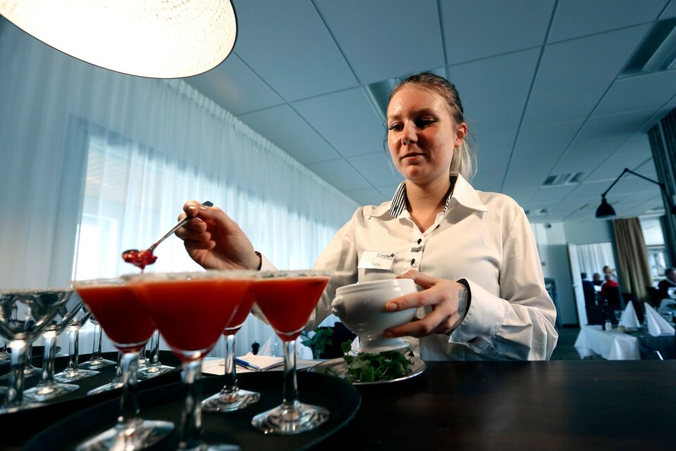 Therese Granlöf gör i ordning några glas med sin egenkomponerade välkomstdrink.
