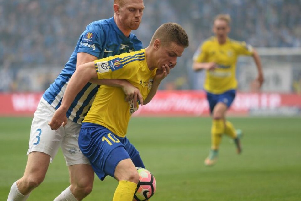 Lech Poznans Lasse Nielsen, till vänster, mot Mateusz Szwoch i Arka Gdynia tampas om bollen i den polska cupfinalen 2 maj 2017. Arka Gdynia vann finalen.
