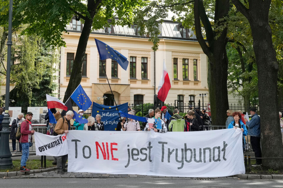 Frågan om rättssystemets oberoende är laddad i Polen. Bild från demonstration vid en domstolsbyggnad i Warszawa den 31 augusti.