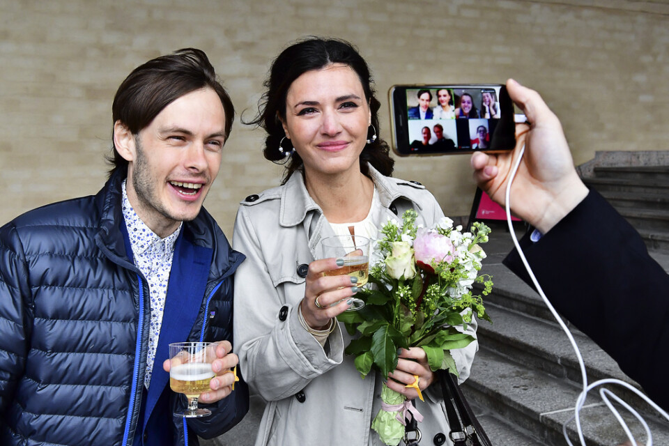 Niels Selling och Sarah Gondy gifte sig i Stockholm stadshus. På grund av coronakrisen kunde goda vänner följa hela vigselceremonin via en videosändning i mobiltelefonen.