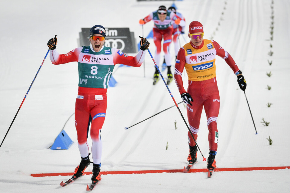 Norges Pål Golberg (vänster) åker i mål som vinnare före Rysslands Alexander Bolsjunov.