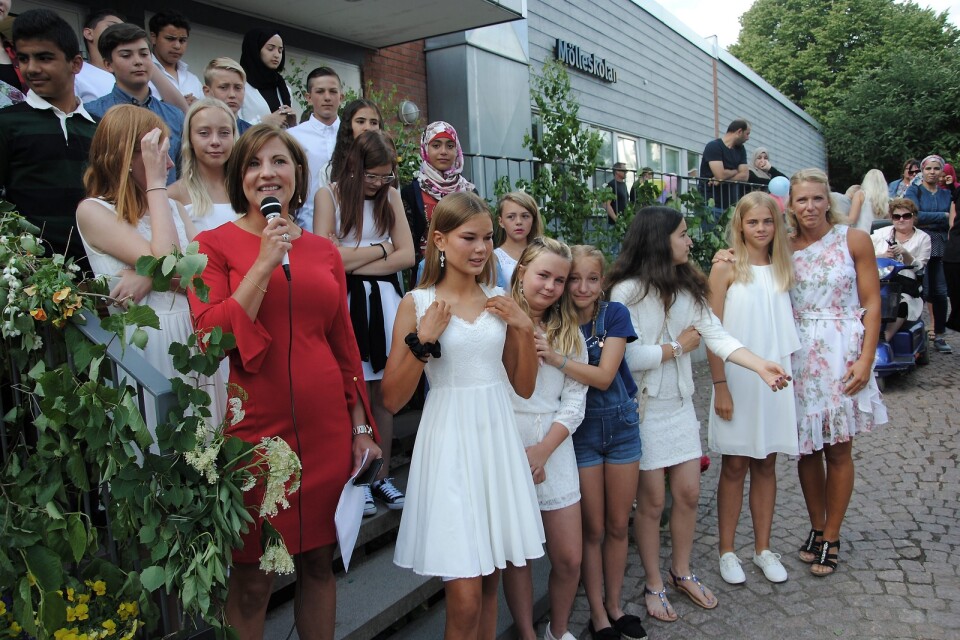 Sofia Nilsson delar ut pris till klass 6 på Mölleskolan, som hade bäst resultat av samtliga sexor i kommunen på nationella proven.