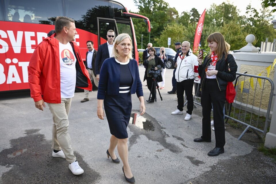 Magdalena Andersson (S) anländer tillsammans med partisekreterare Tobias Baudin till Botkyrka under valrörelsen.