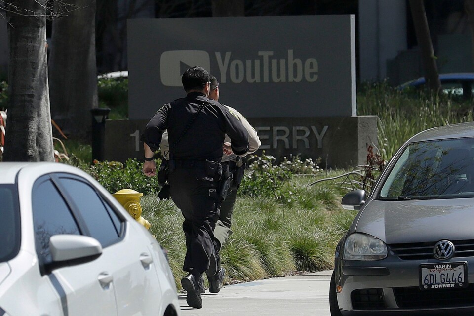 En kvinna har hittats död efter skottlossning vid Youtubes huvudkontor i Kalifornien. Polisen tror att det är förövaren,