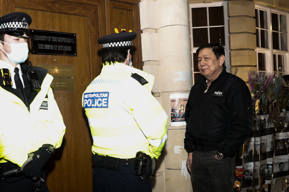 Myanmars ambassadör i Storbritannien, Kyaw Zwar Minn, pratar med polisen utanför ambassaden i London sedan Myanmars militärattaché tagit kontroll över byggnaden.