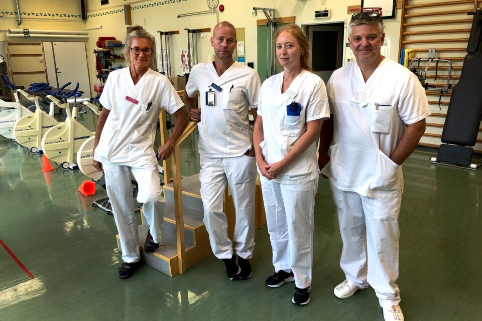 Sjukgymnast Annika Welin, sjukgymnast Joakim Svensson, arbetsterapeut Josefin Nicander och överläkare Klas Gränsbo arbetar alla med de covidpatienter som kommer till Trelleborgs lasarett för rehabilitering.