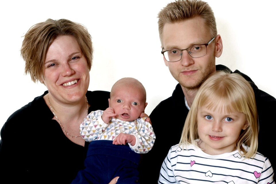 Chasmine Stålnäbb och Erik Jonsson, Strömby Västergården 158, Torsås, fick den 18 april en son som heter Viktor. Vikt 3596 g, längd 51 cm. Syskon: Sofie.