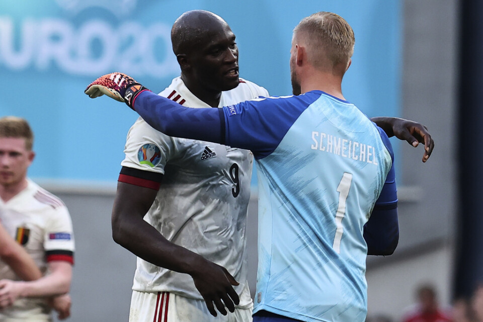 Den belgiske anfallaren Romelu Lukaku kramar om Danmarks målvakt Kasper Schmeichel efter Belgiens 2–1-seger på Parken.