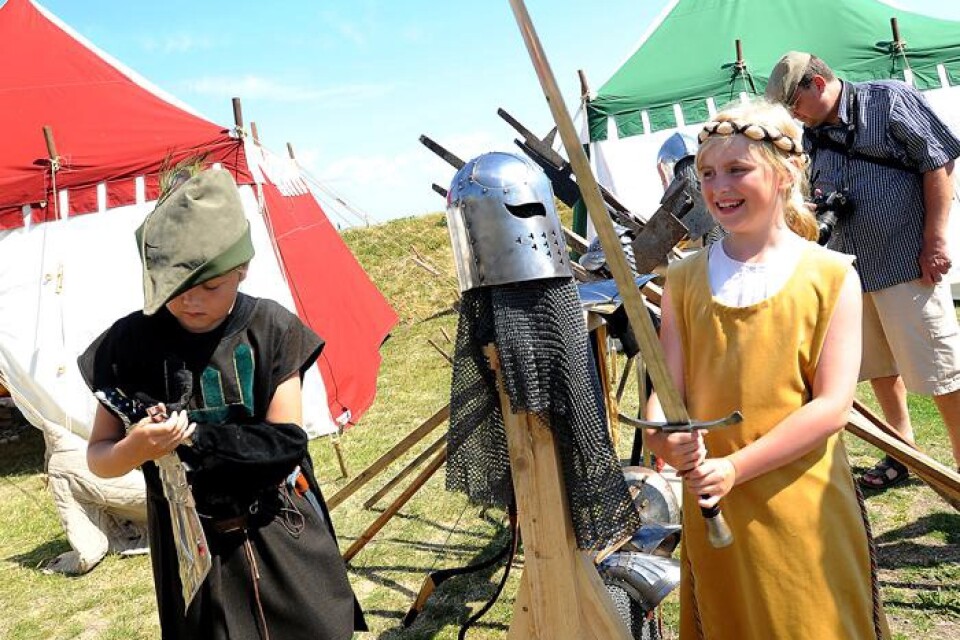 Alexander och Olivia Fasth från Dalsjöfors provar medeltida klädsel och vapen.