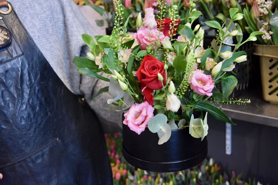 Inför alla hjärtans dag har personalen i floristbutiken bland annat gjort kärleksboxar.