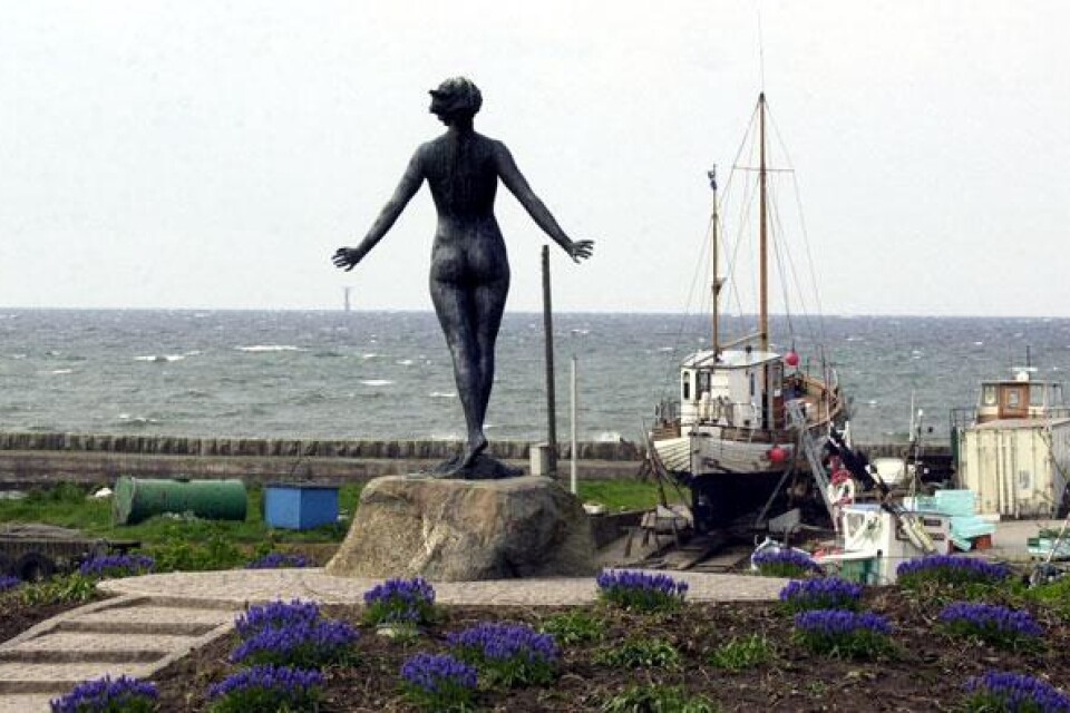 "Famntaget" heter statyn vid Smygehuks hamn. Uma Thurmans mormor Birgit Holmquist står modell.